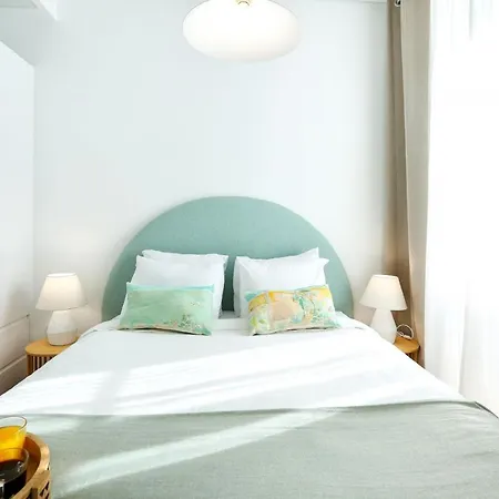 Under The Moon Apartment *
